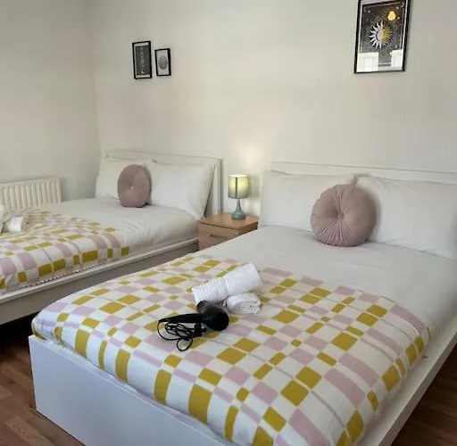 Lovely 4 Bedroom Spacious House In Camden Town-Central London